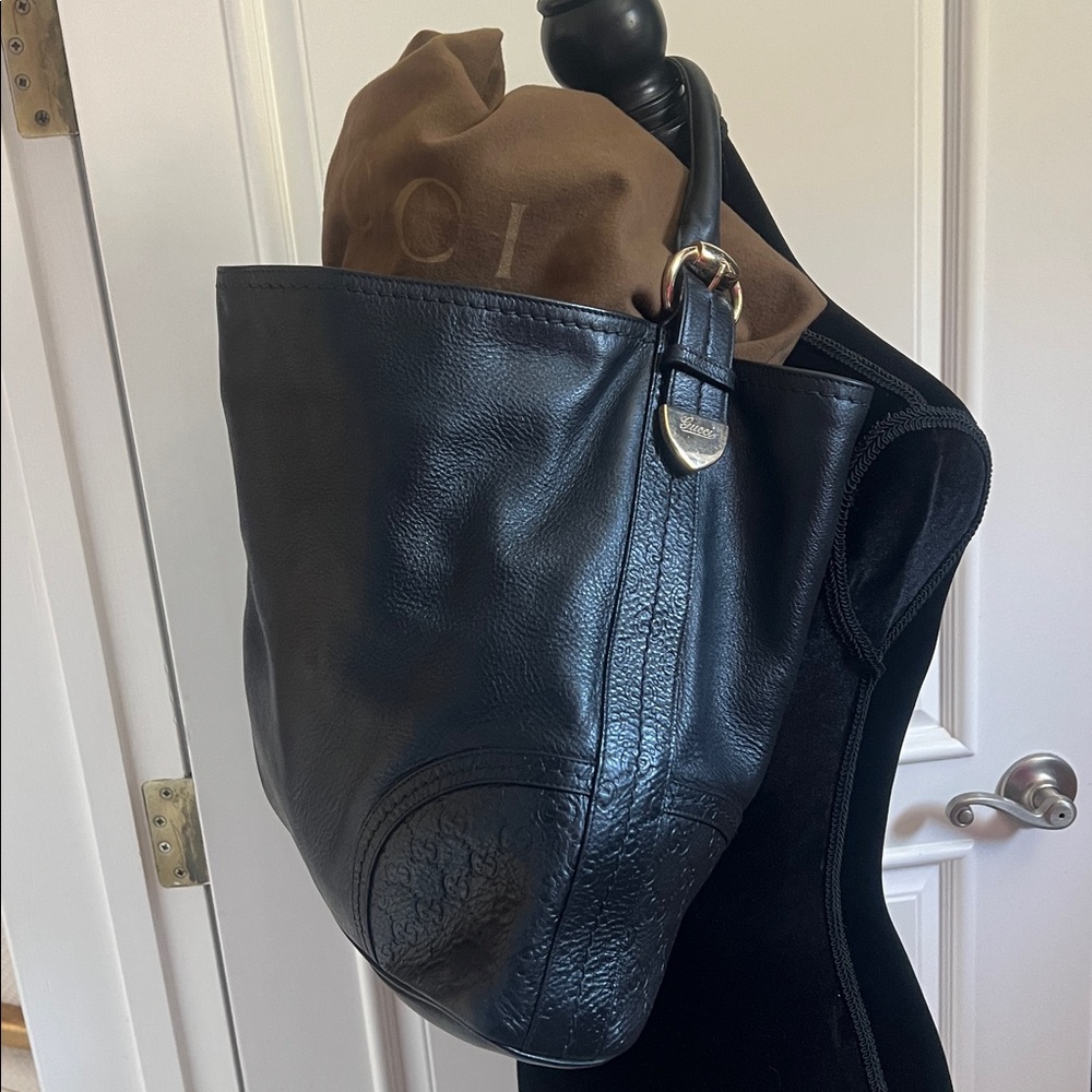 💯 Authentic Gucci Black Leather Shoulder Bag with Gold Details - Picture 4 of 13